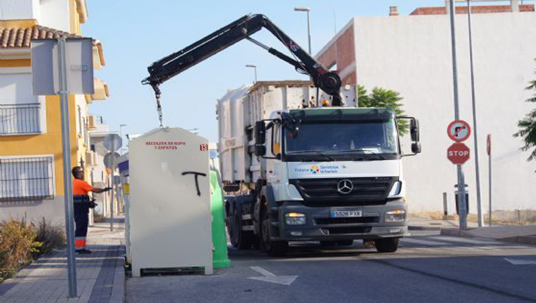 La polica local puede multar por sacar la basura antes de las 9 de la noche